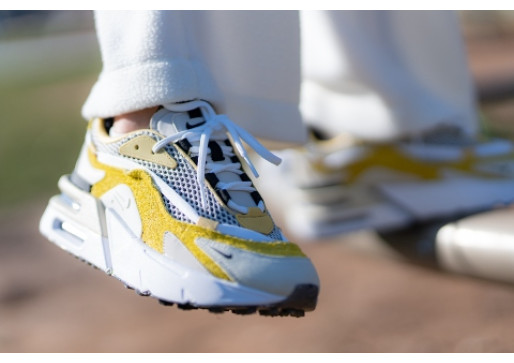 Nike top buzz online