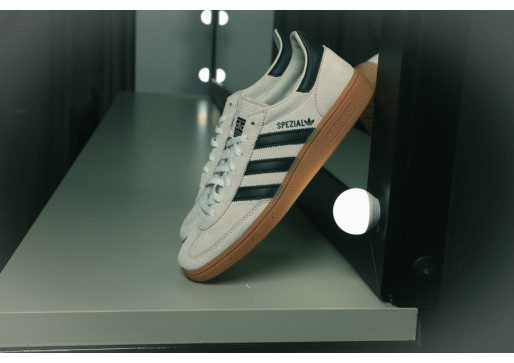 Независимо къде ме отведе денят, винаги съм готовa с – adidas Handball Spezial