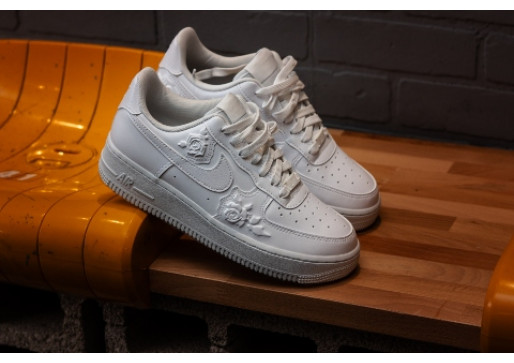Nike Air Force 1 '07 SE: Чиста основа. Малки детайли. Голяма енергия.
