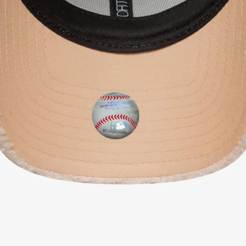 NEW ERA Шапка с козирка FEMALE BORG 9FORTY® 