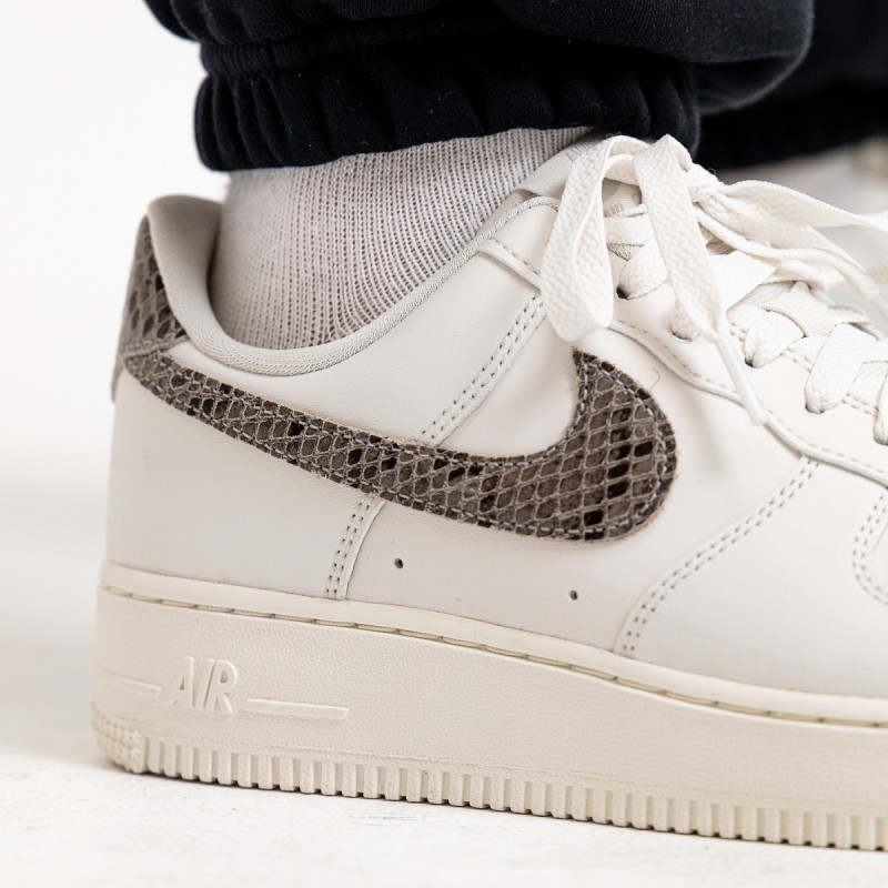 NIKE Спортни обувки WMNS AIR FORCE 1 '07 REC 