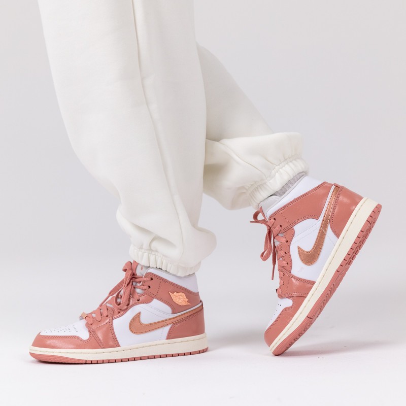 NIKE Спортни обувки WMNS AIR JORDAN 1 MID SE 