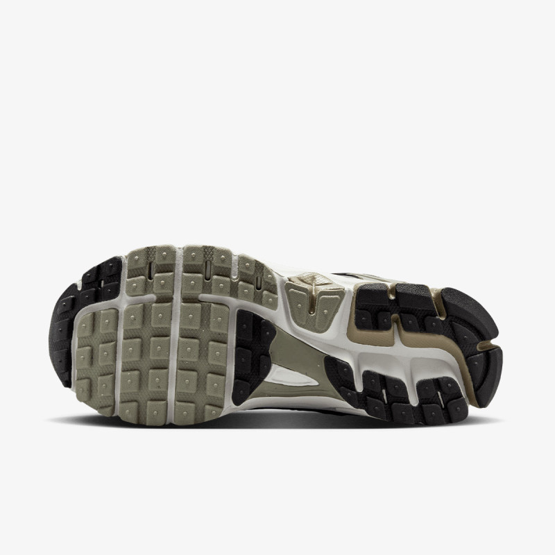 NIKE Спортни обувки VOMERO 5 BG 