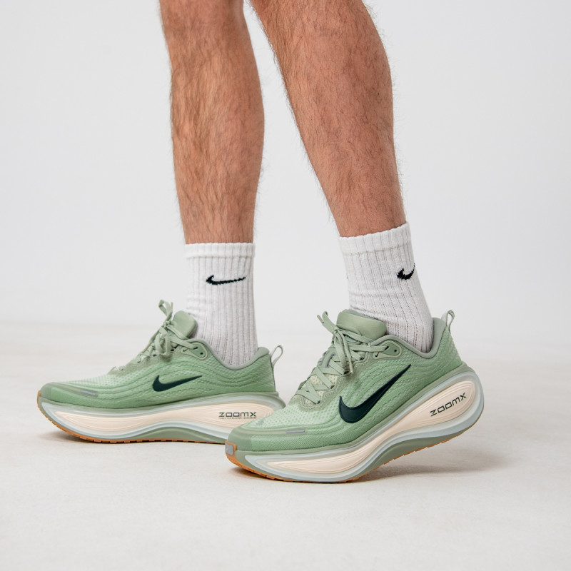 NIKE Спортни обувки Vomero Plus 