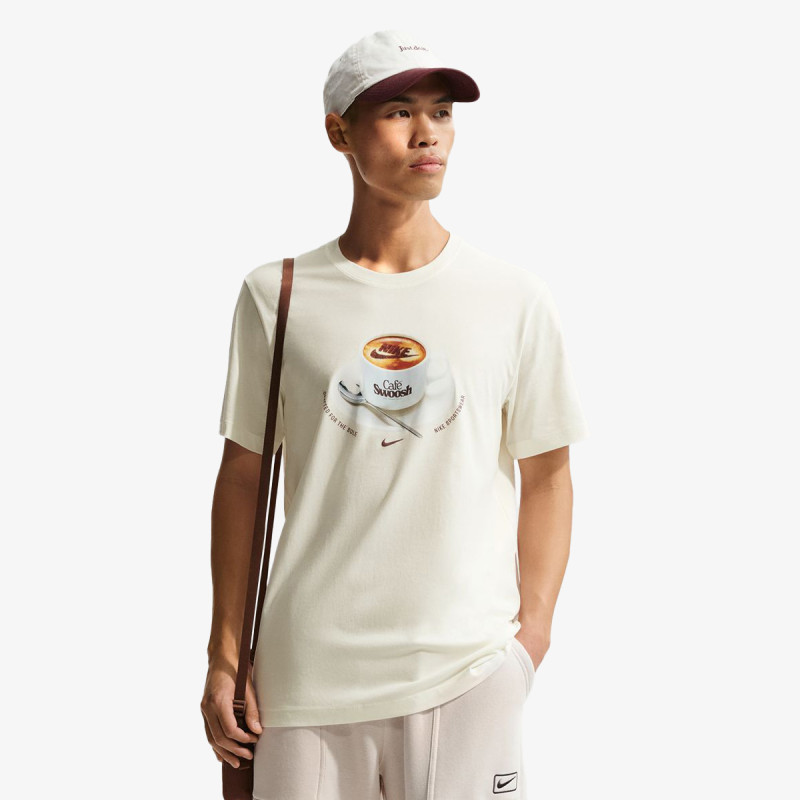 NIKE Тенискa U NSW TEE STD CAFE SWOOSH MUG 