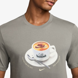 NIKE Тенискa U NSW TEE STD CAFE SWOOSH MUG 