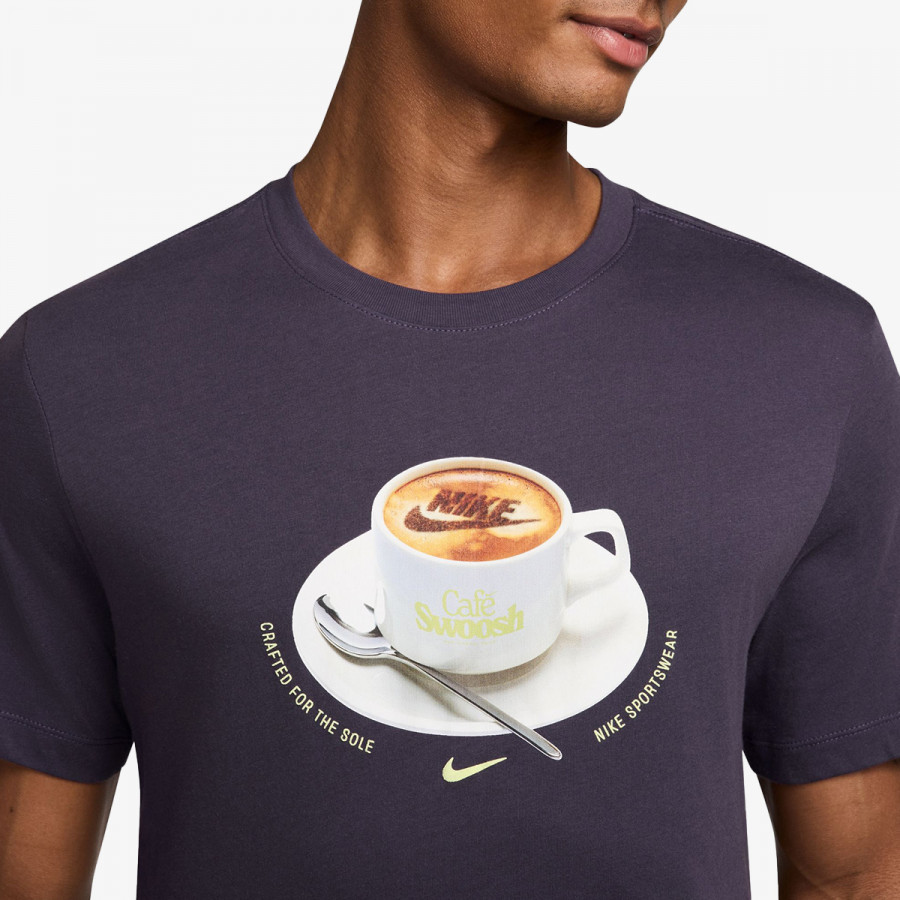 NIKE Тенискa U NSW TEE STD CAFE SWOOSH MUG 
